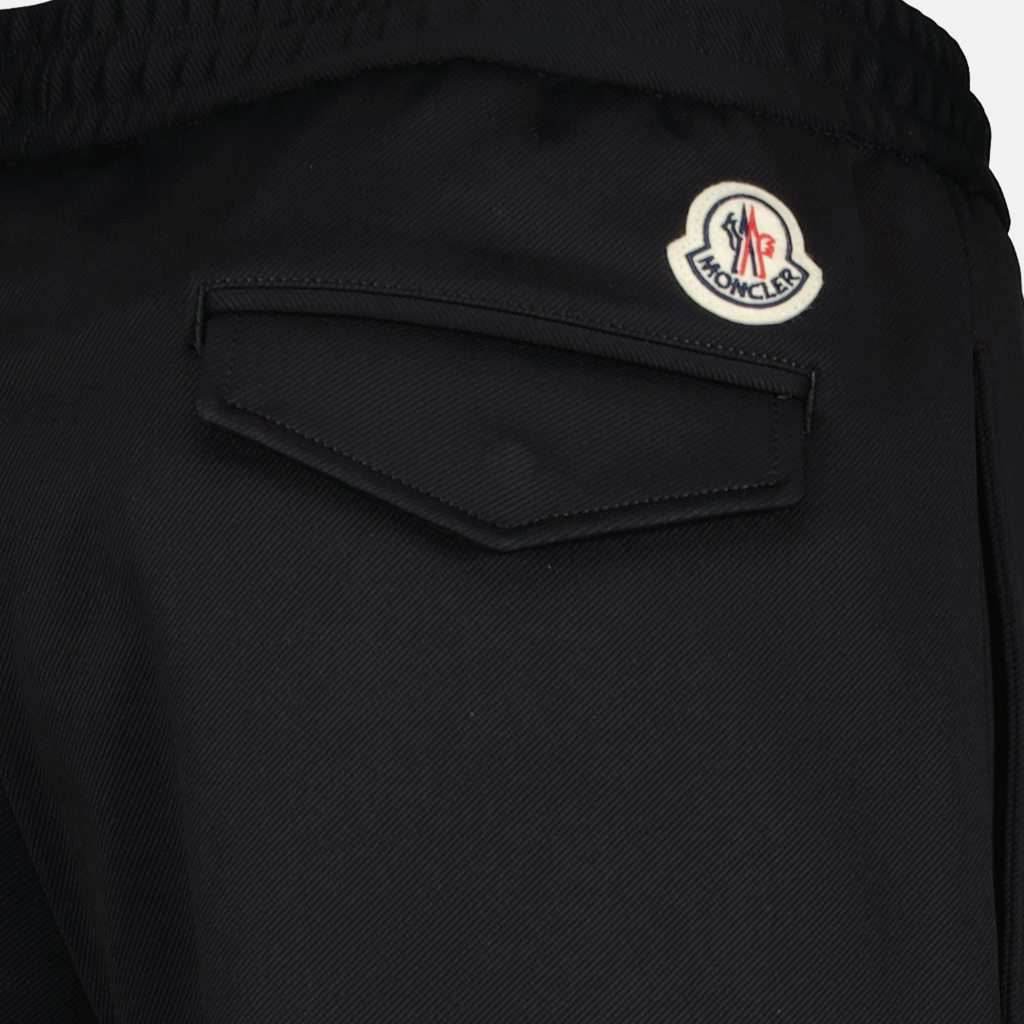 Imagen de pantalones de chándal de nylon negro de Moncler para hombres - Temporada Otoño-Invierno 2024 - Vista de detalle 5