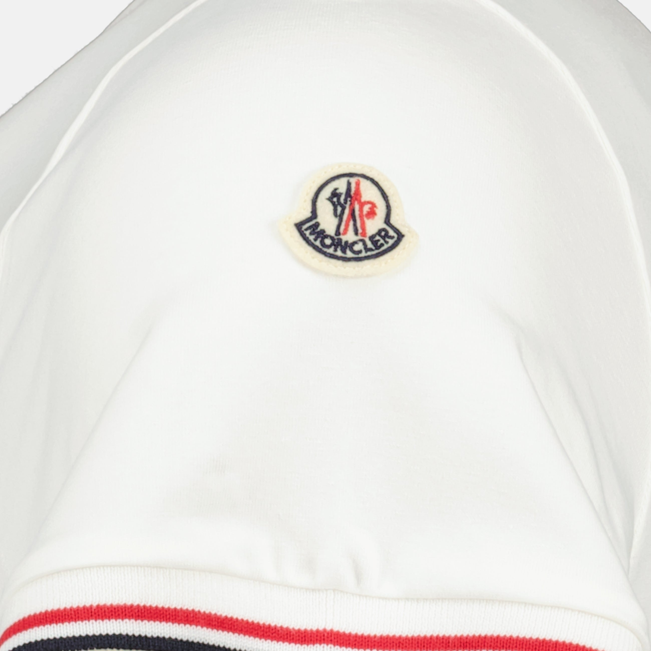 Image d'un T-shirt avec bord blanc par Moncler pour hommes - Saison printemps-été 2026 - Détail vue 2