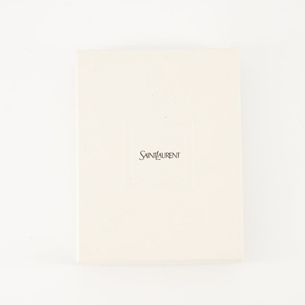 Image du porte-cartes Cassandre par Saint Laurent pour femmes - Saison Automne-Hiver 2025 - Détail 2