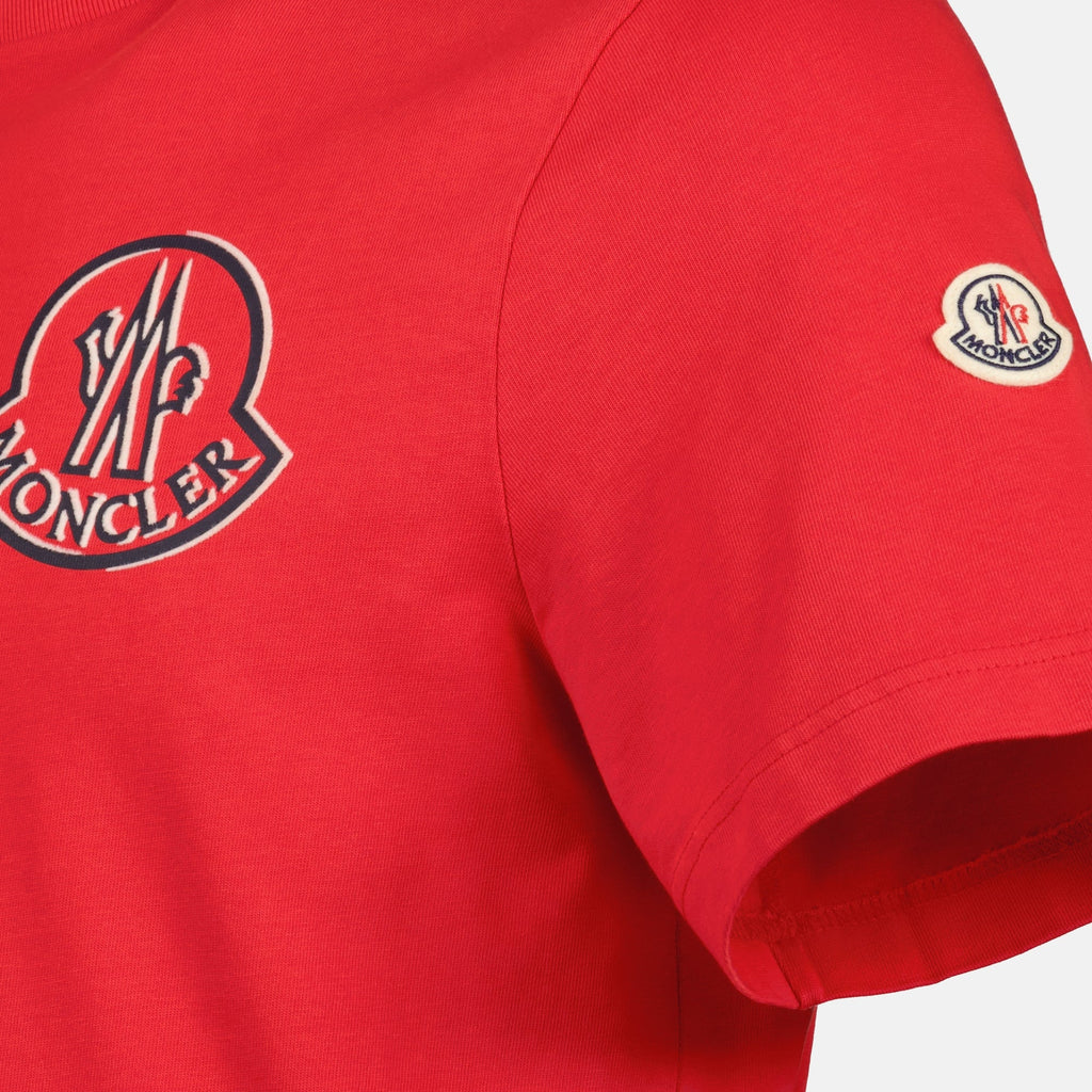 Image du t-shirt rouge avec logo de Moncler pour hommes - Saison Automne-Hiver 2025 - Vue des détails du produit 2