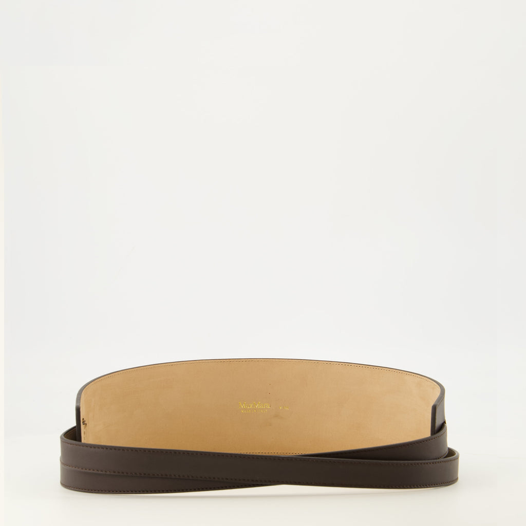 Cinturón de piel marrón con logotipo metálico