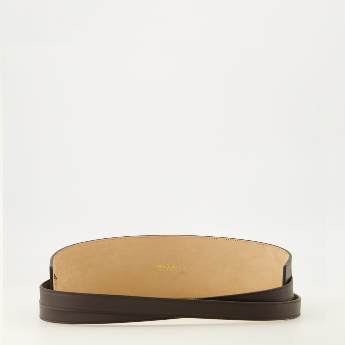 Cinturón de piel marrón con logotipo metálico