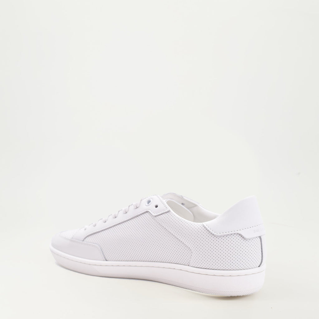 Image de baskets SL-10 en cuir blanc de Saint Laurent pour hommes - Saison Automne-Hiver 2024 - Vue arrière droite en trois quarts