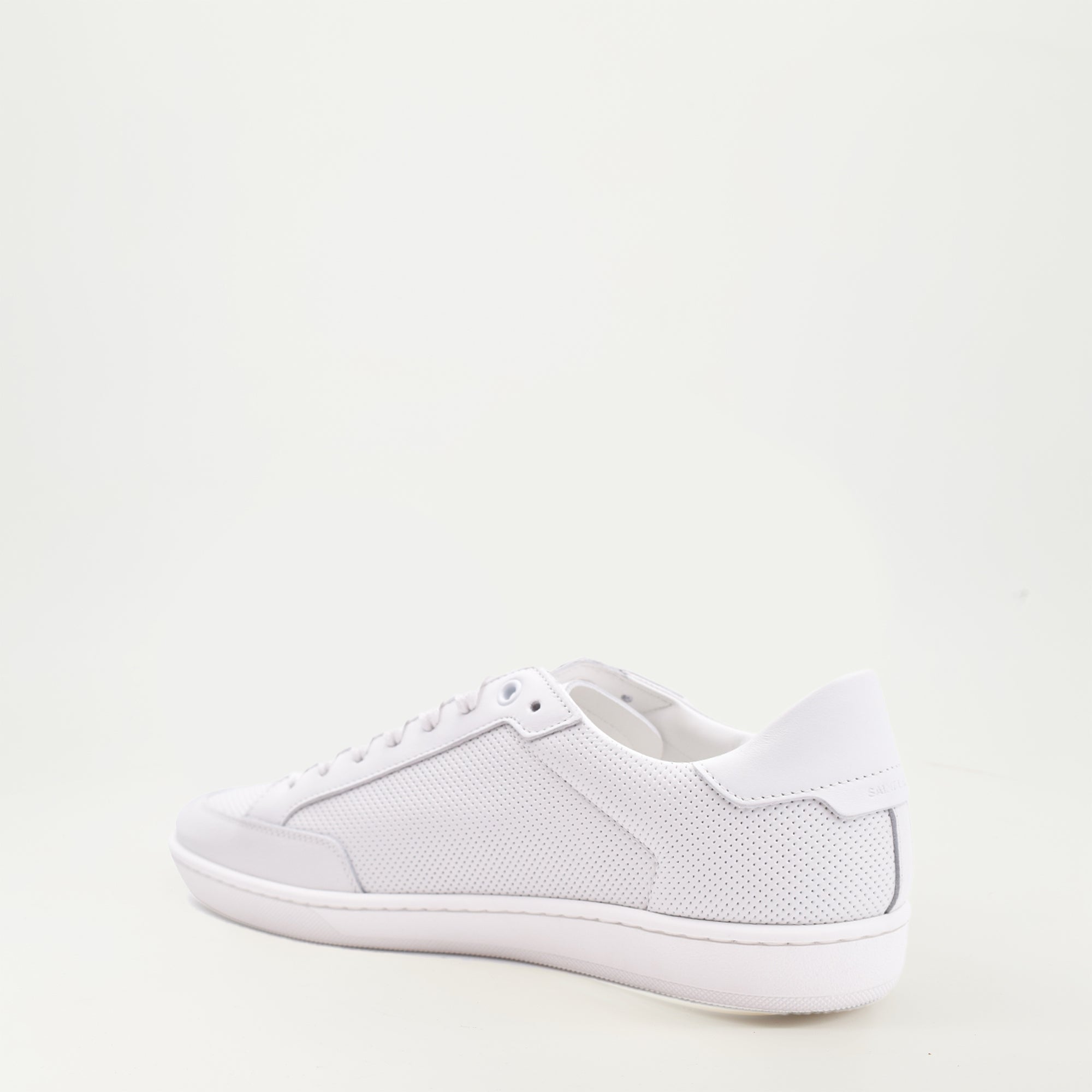 Image de baskets SL-10 en cuir blanc de Saint Laurent pour hommes - Saison Automne-Hiver 2024 - Vue arrière droite en trois quarts