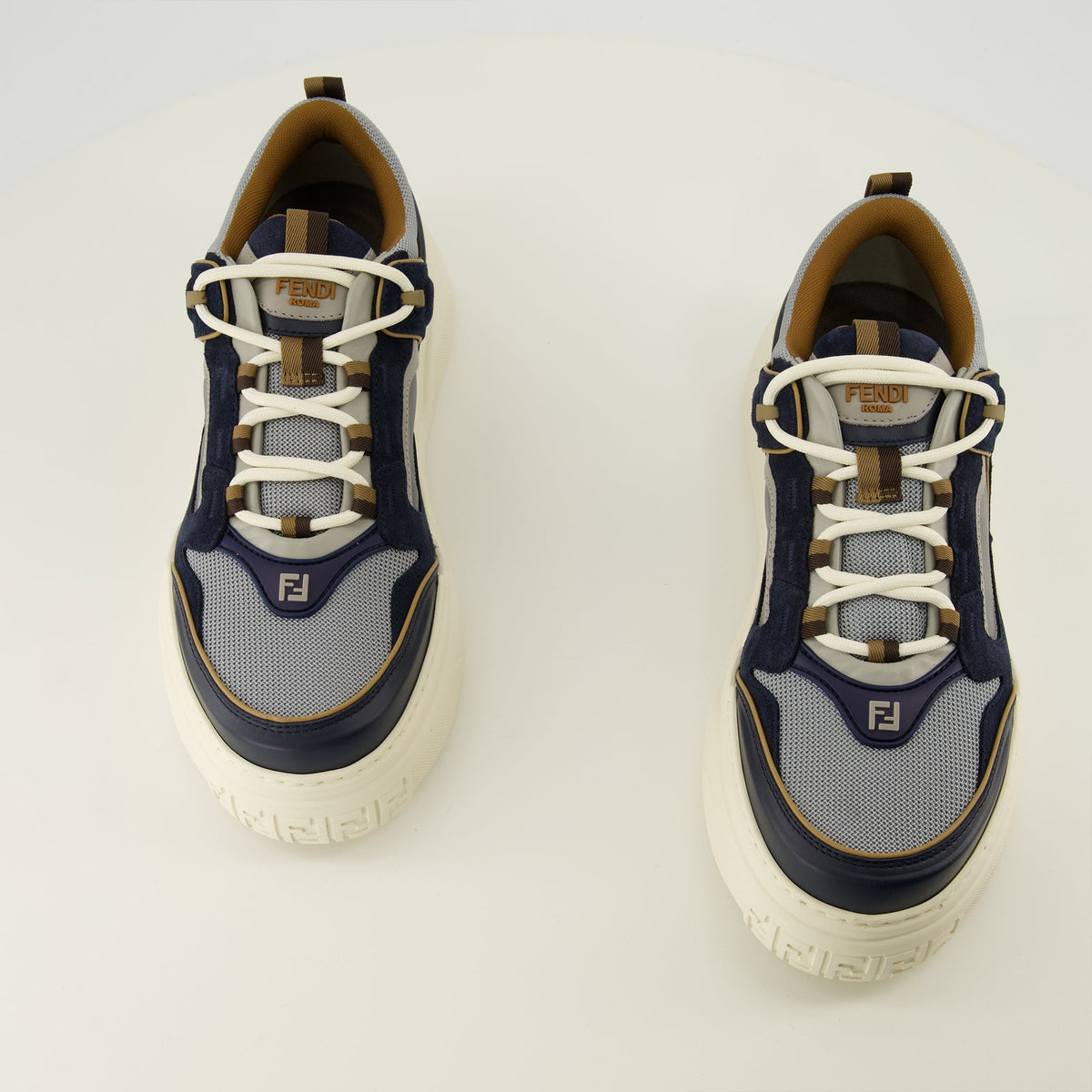 Sneakers i semsket skinn og teknisk stoff