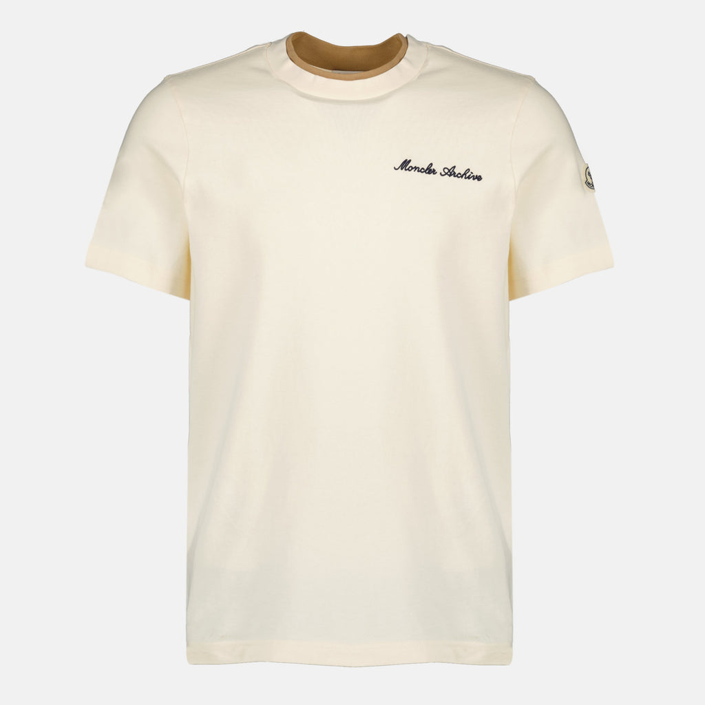 Bild eines beige gestickten T-Shirts von Moncler für Männer - Saison Frühling-Sommer 2026 - Vorderansicht