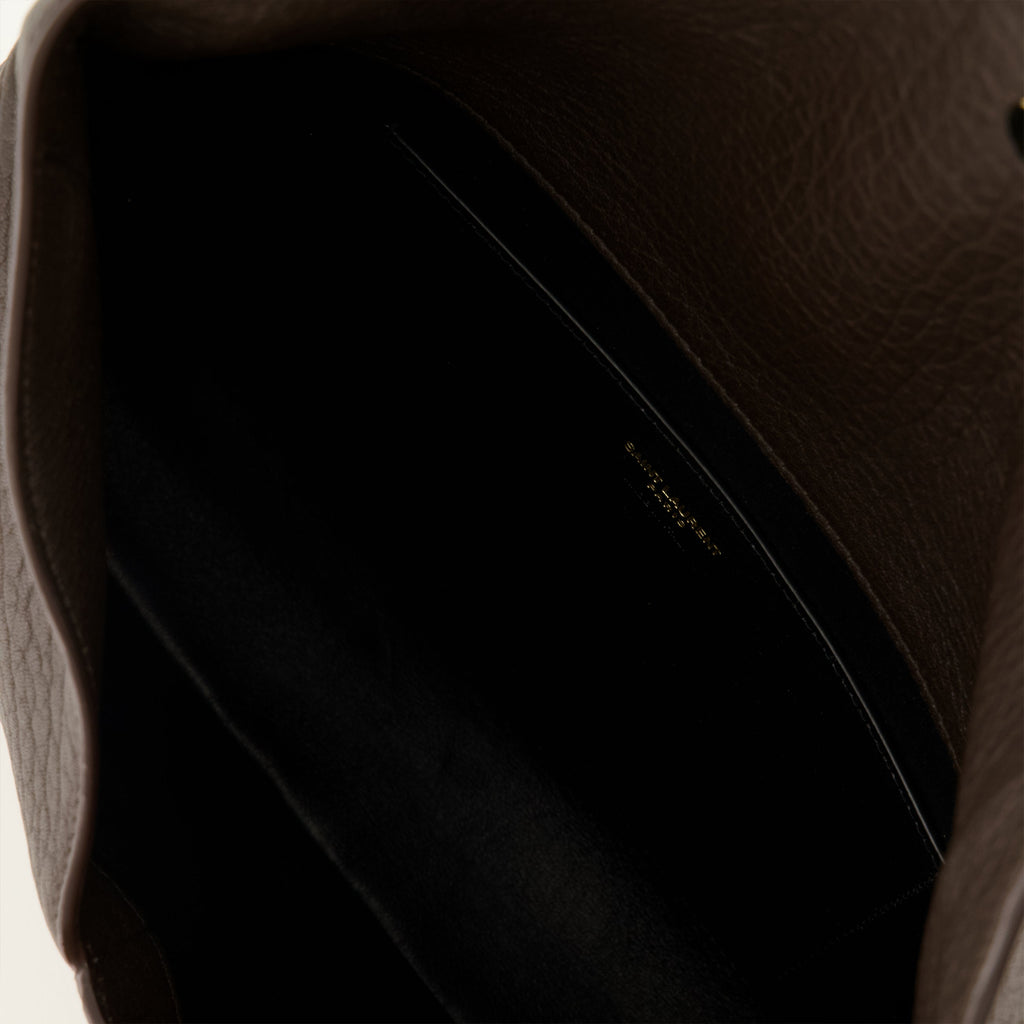Clutch Cassandre de ante marrón