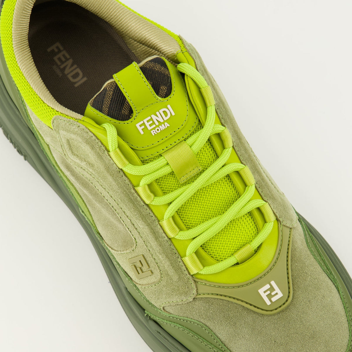 Grüne Sneakers aus Veloursleder