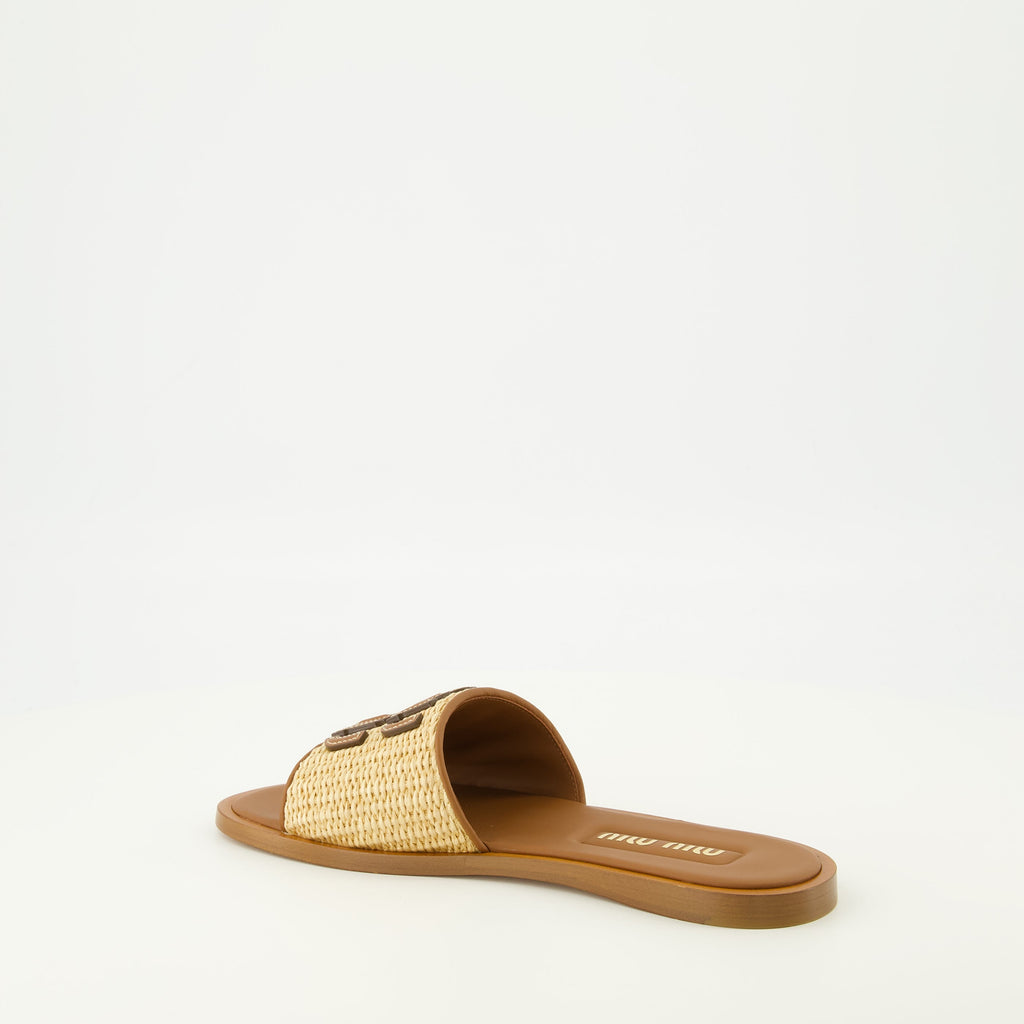 Image de chaussons en cuir brun et raffia par Miu Miu pour femmes - Saison Printemps-Été 2026 - Vue de trois-quarts arrière droit