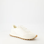 Immagine delle sneakers bianche New Rush di AMI PARIS per unisex - Stagione Primavera-Estate 2025 - Vista anteriore destra in tre quarti
