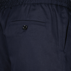 Image de shorts en coton navy par Ami PARIS pour hommes - Saison Printemps-Été 2025 - Détail Vue 5