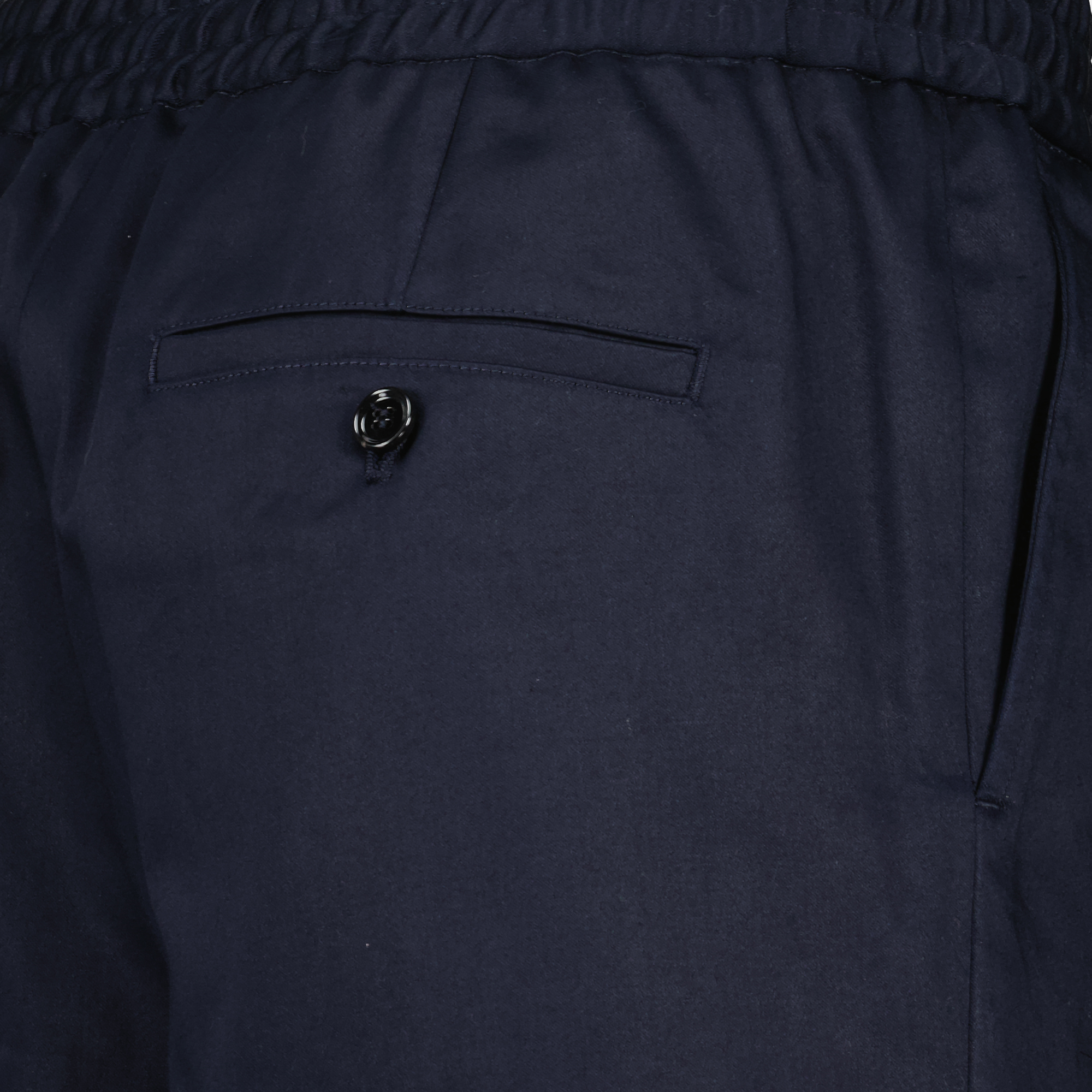 Ami PARISのメンズ用ネイビーブルーコットンショーツの画像 - シーズン2025春夏 - 詳細ビュー5