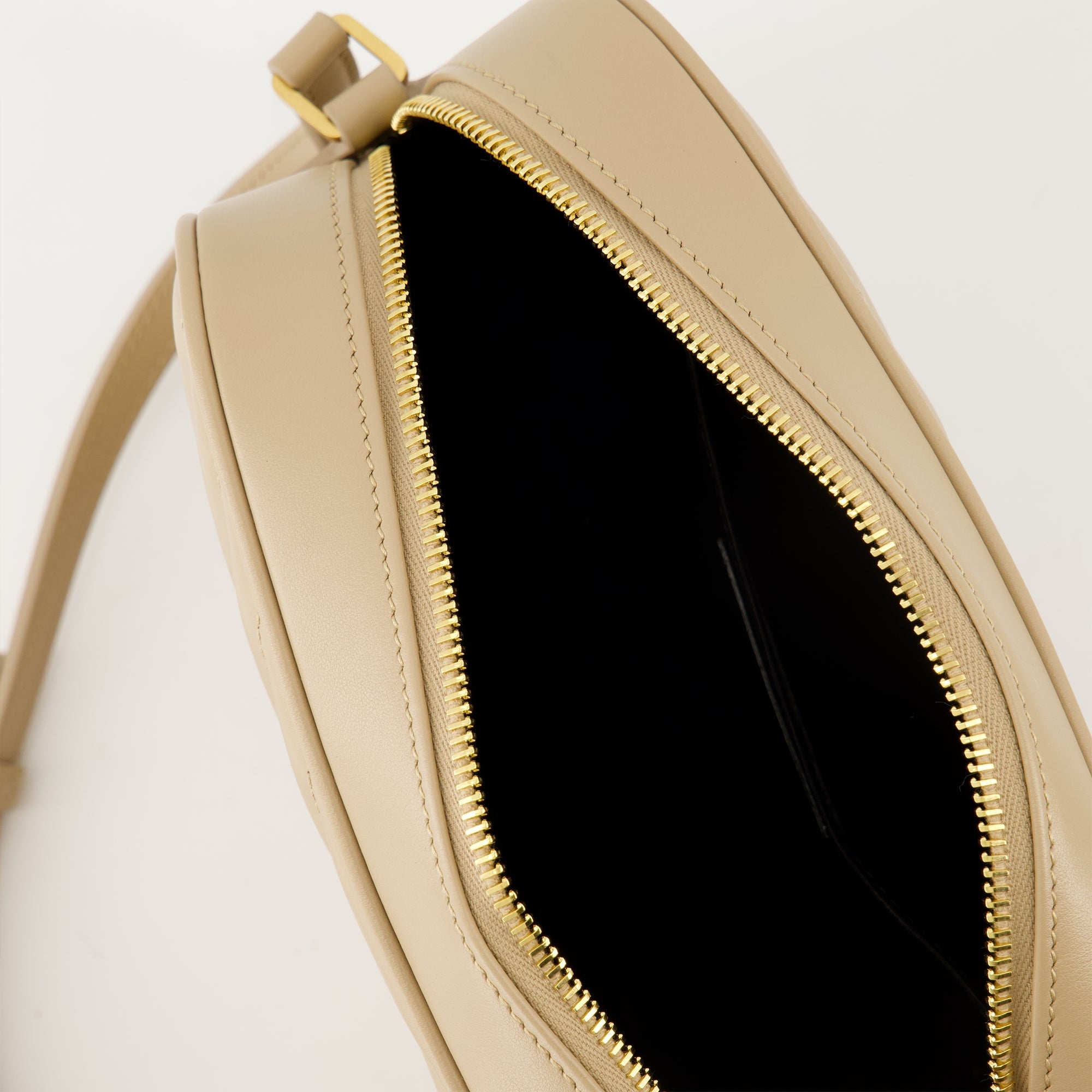 Imagen de la bolsa de foto Lou Beige de Saint Laurent para mujeres - Temporada Otoño-Invierno 2025 - Detalle Vista 2
