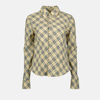 Imagen de la camisa beige de cuadro clásico de Burberry para mujeres - Temporada Otoño-Invierno 2024 - Vista frontal