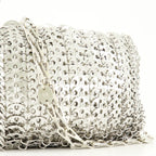 Imagen de la icónica bolsa de metal plateado de Rabanne para mujeres - Temporada Otoño-Invierno 2024 - Detalle 9