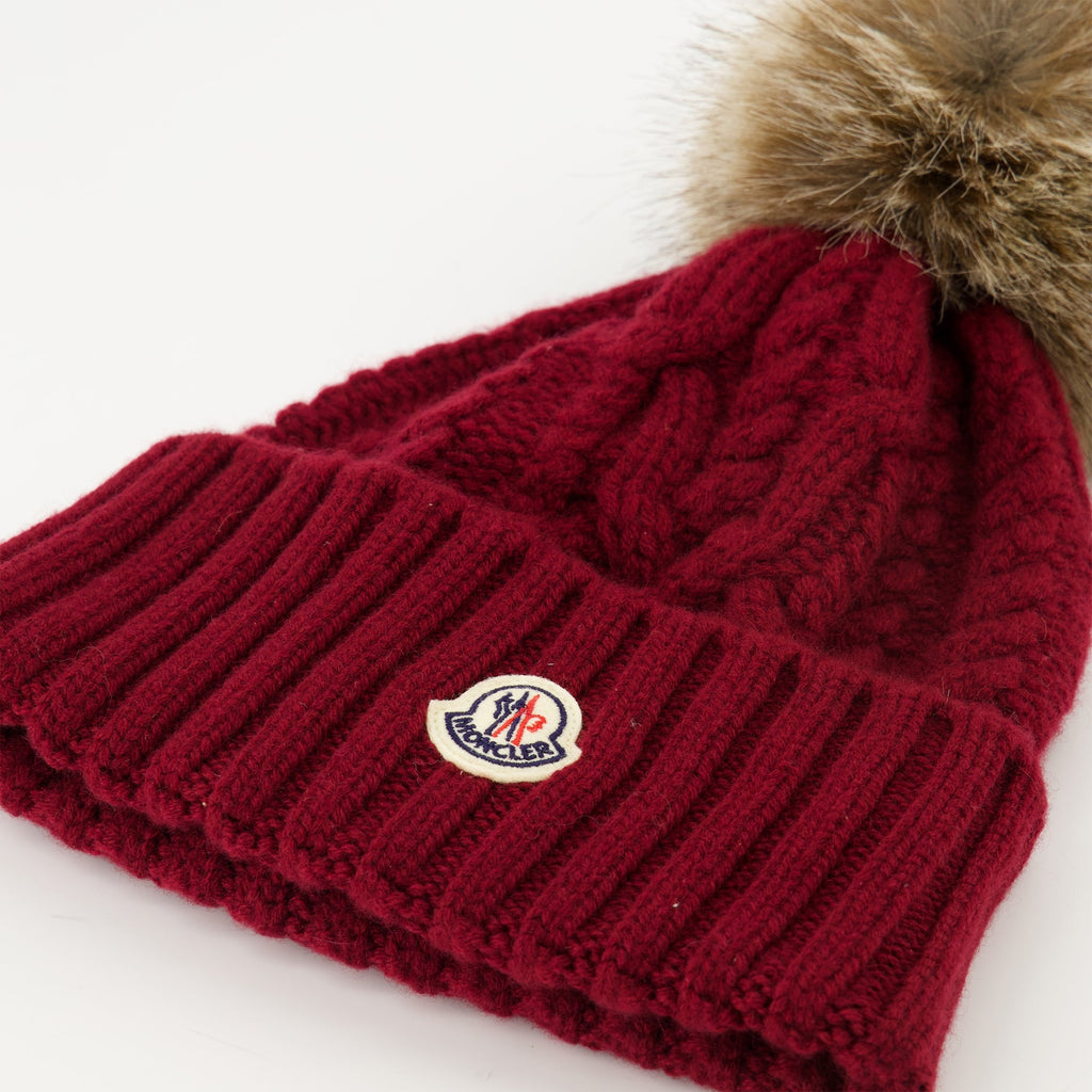 Imagen del gorro de cachemira roja con pompón de Moncler para mujeres - Temporada Otoño-Invierno 2025 - Vista de detalle 1