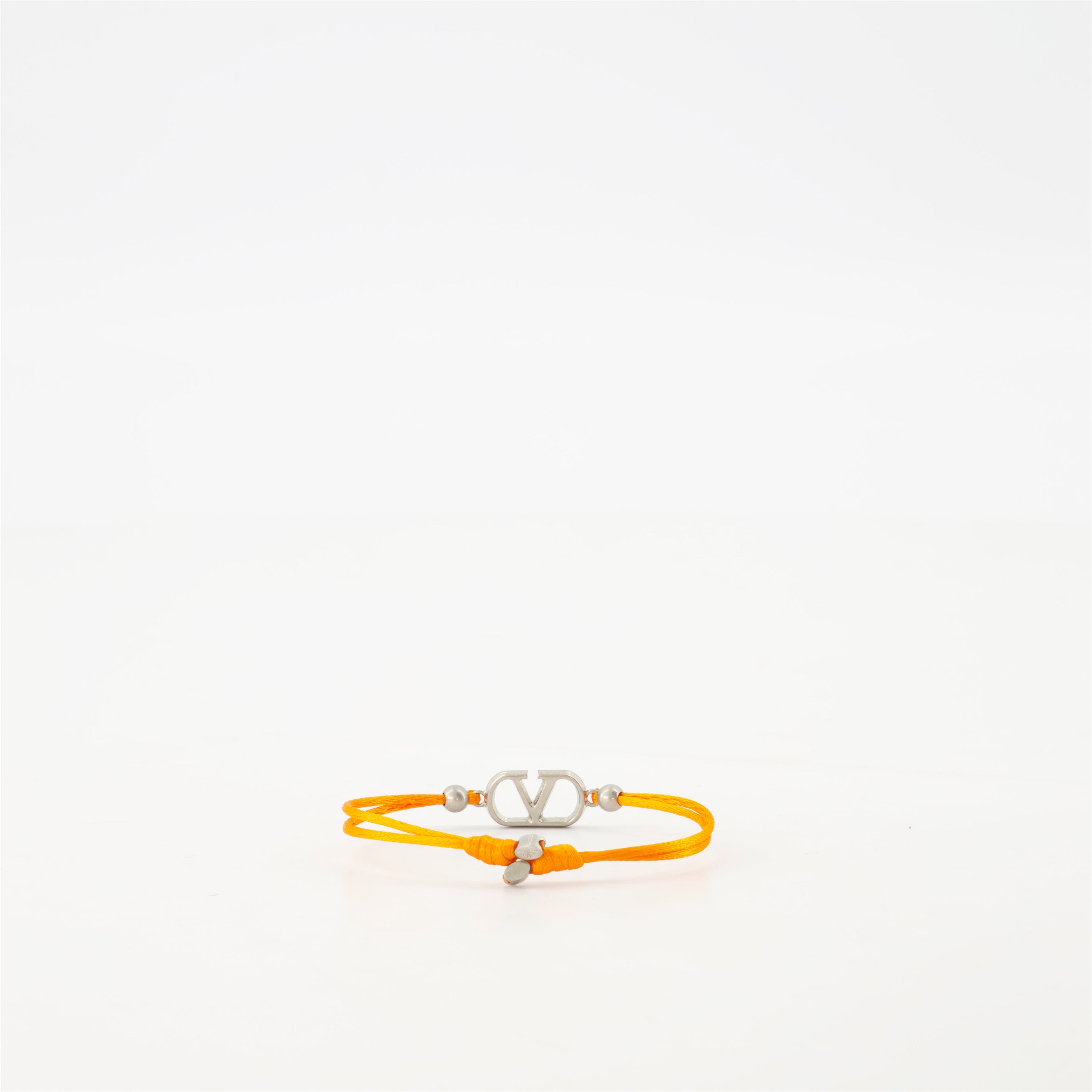 남성을 위한 발렌티노 가라바니의 오렌지 V로고 팔찌 코드 이미지 - 2025 봄-여름 시즌 - 뒷면 보기