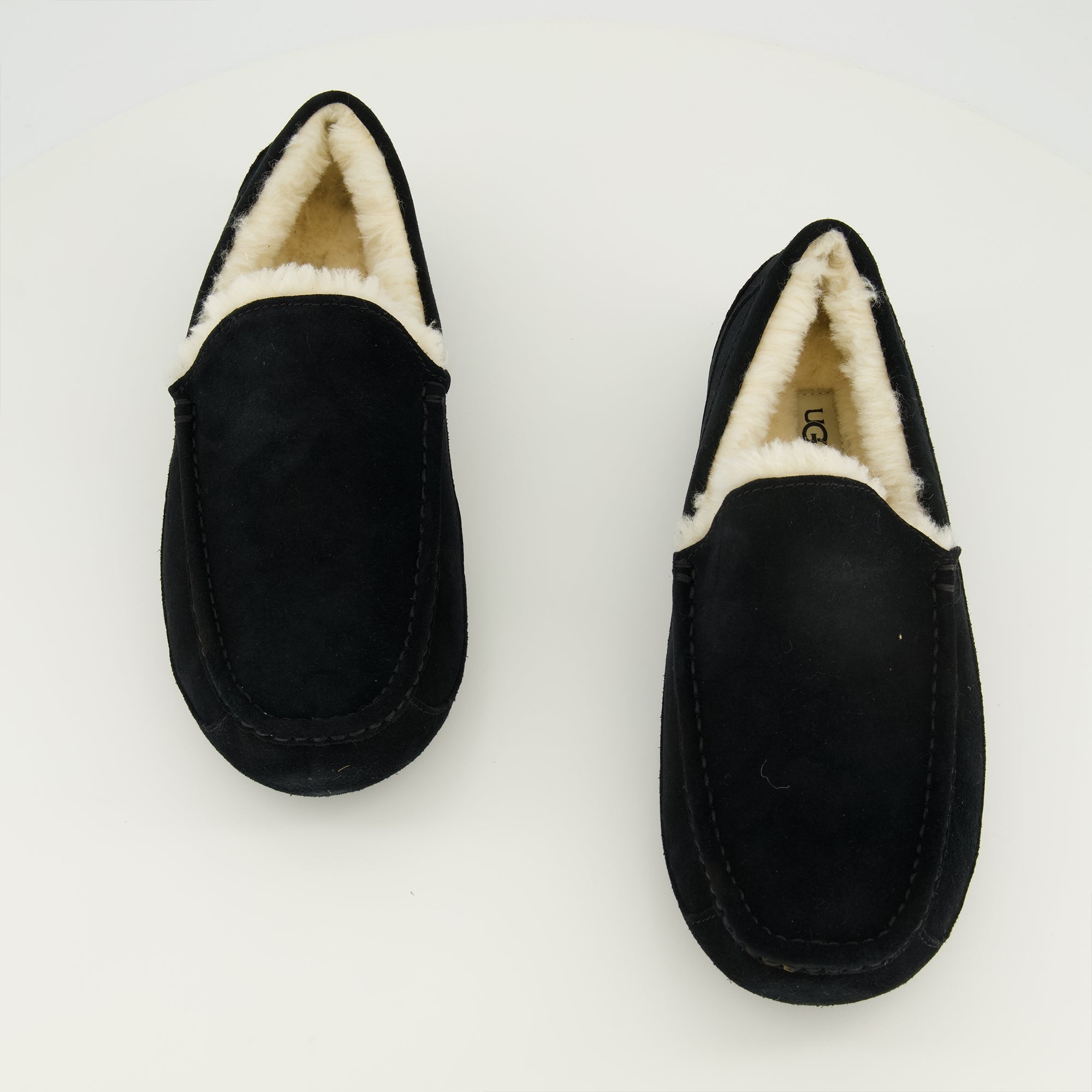 Image of Chaussons Ascot Noir by Ugg for Men - Season Spring-Summer 2026 - Top View Pair