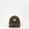 Imagem do boné com logotipo castanho da Moncler para homens - Temporada primavera-verão 2026 - Vista frontal