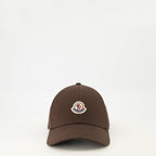 Bild der braunen Logo-Basecap von Moncler für Männer - Saison Frühling-Sommer 2026 - Vorderansicht