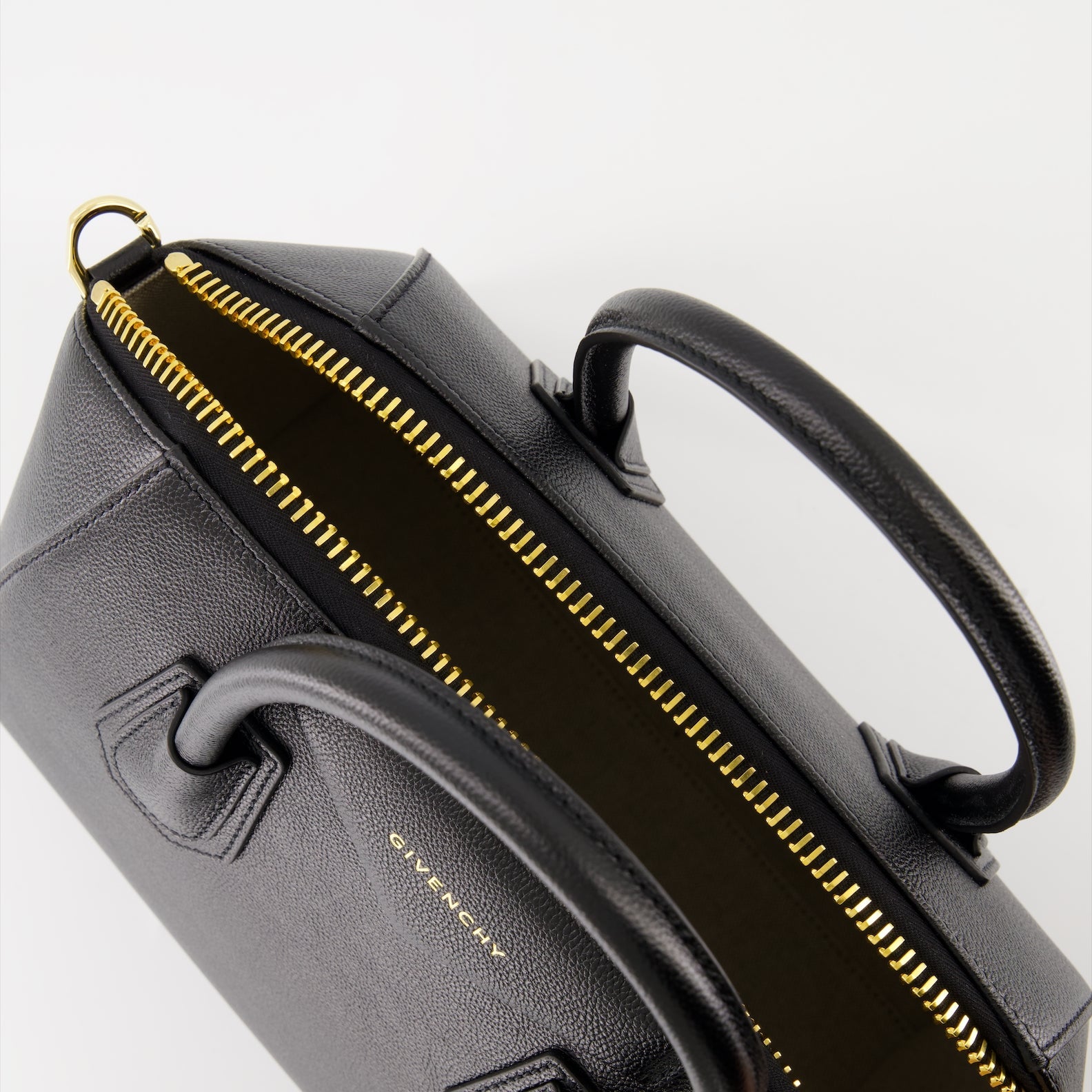 Petit sac Antigona, Givenchy bag, grained leather handbag, luxury accessory, black designer bag