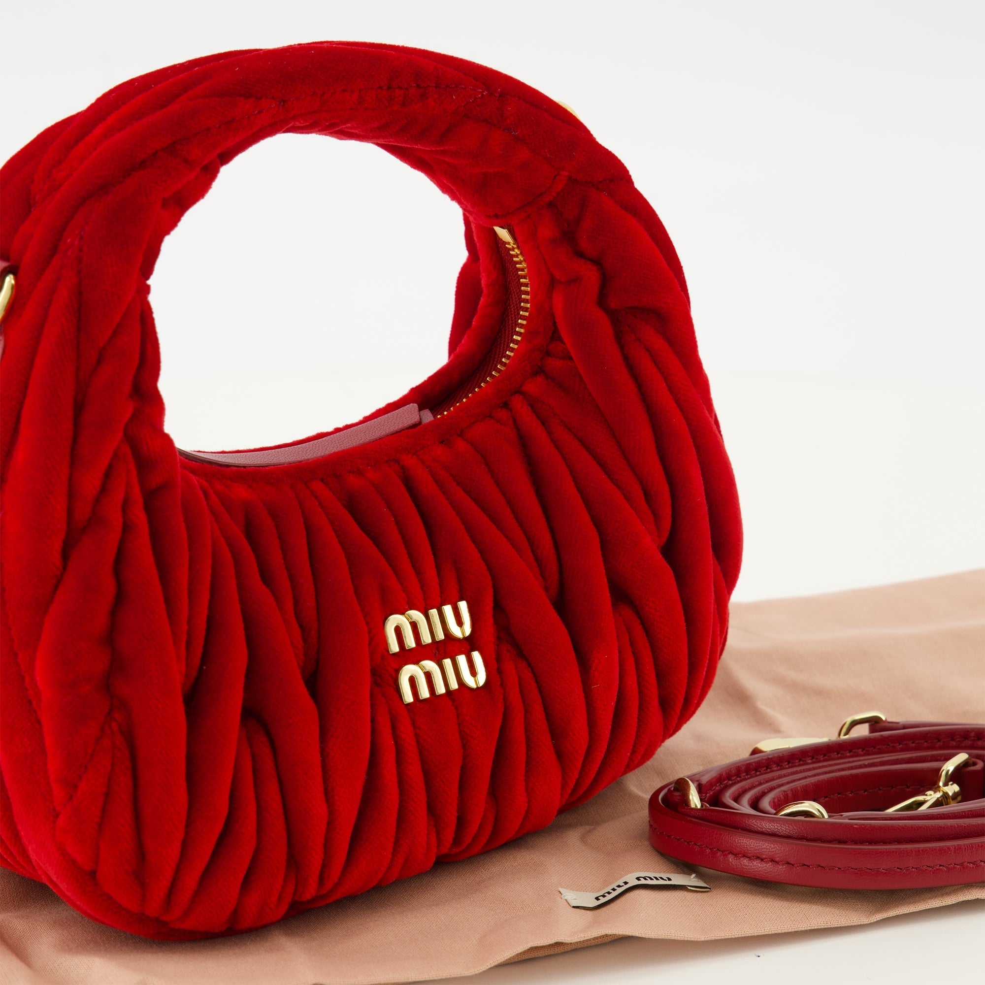 miu miu キルティング ポーチ レッド Wander Mini Velvet Quilted Bag - Miu Miu | WE IN STYLE