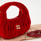 Image du sac en velours matelassé Wander Mini de Miu Miu pour femmes - Saison Printemps-Été 2026 - Détail 1