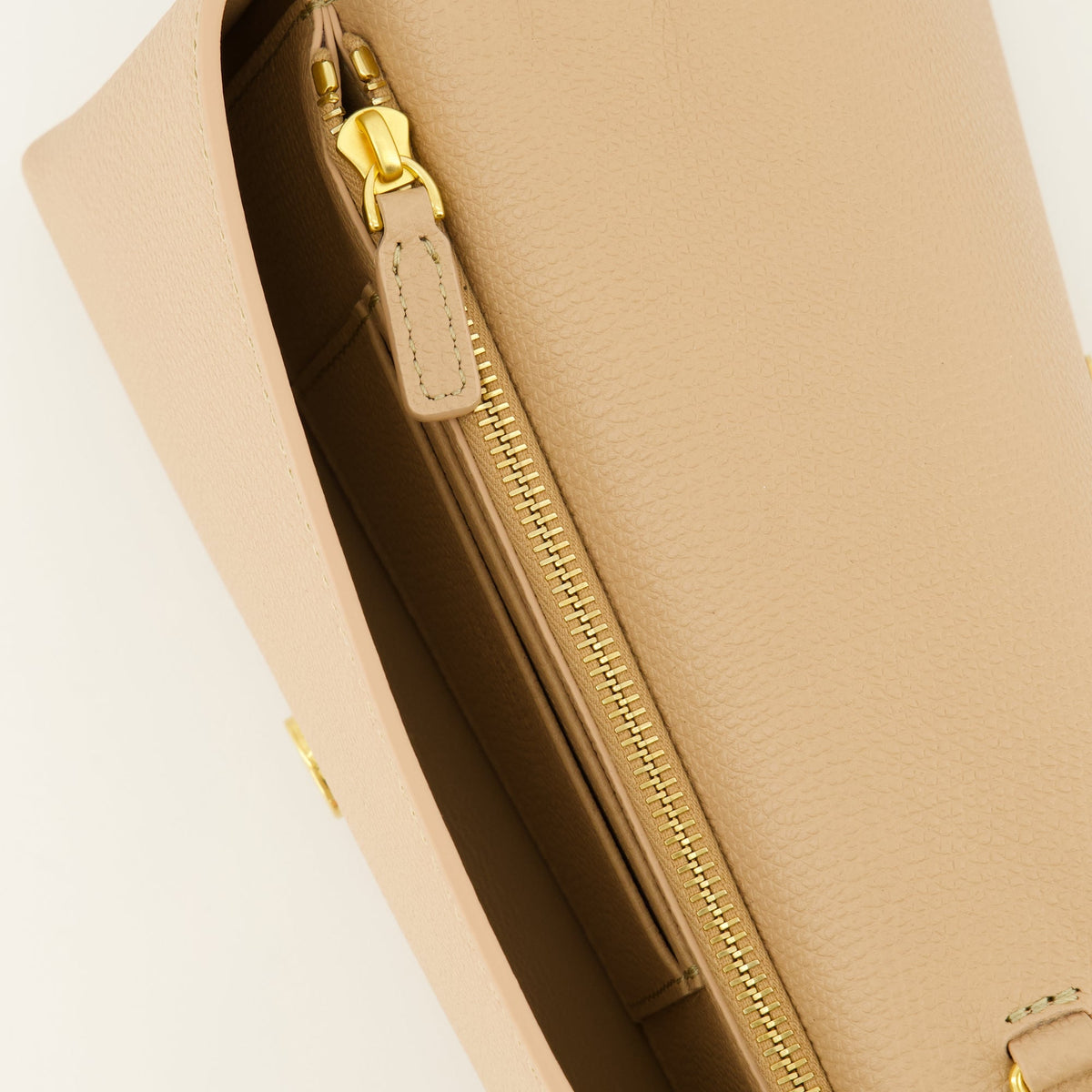 Cartera con cadena VLogo