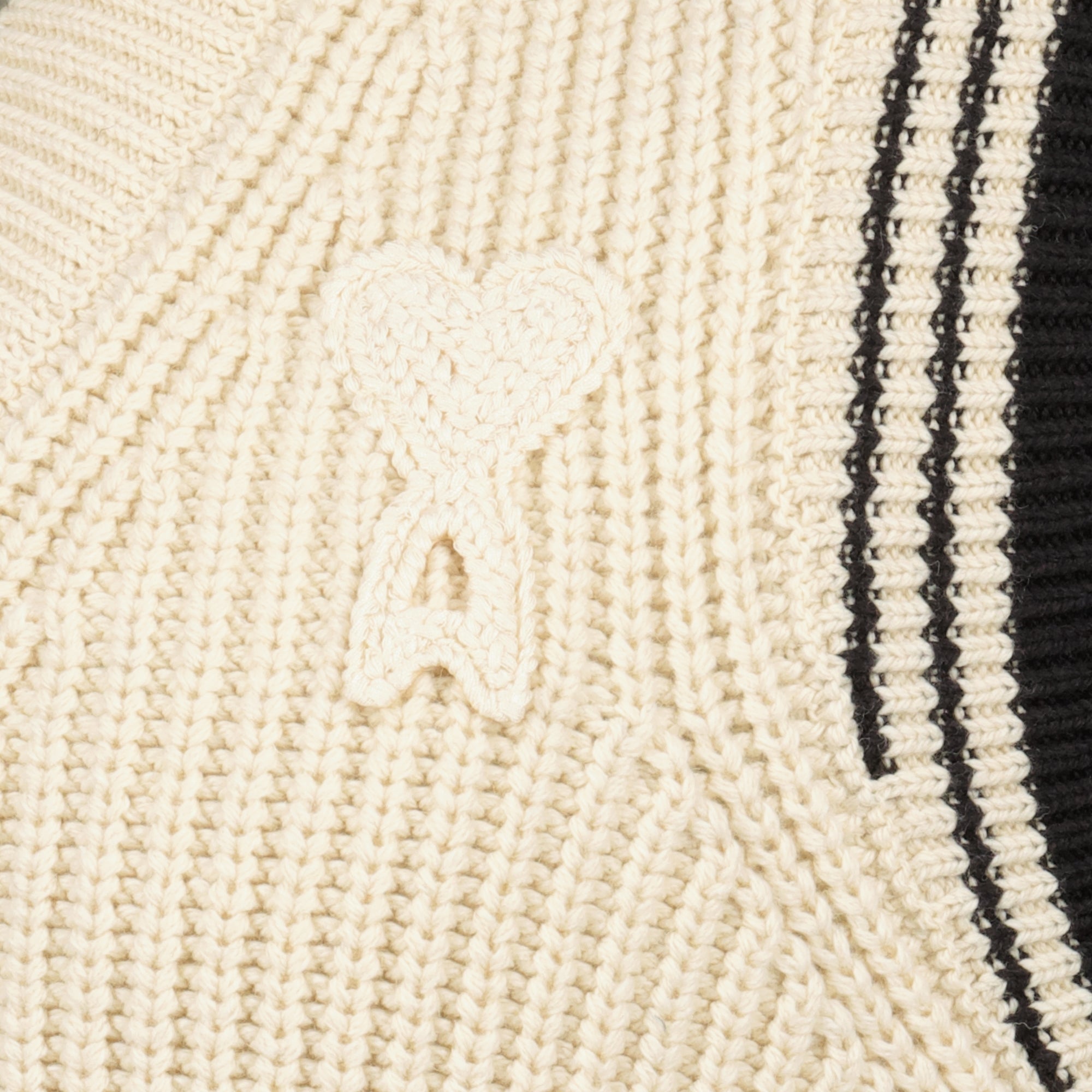 Image du pull sans manches beige de Coeur par Ami PARIS pour Unisexe - Saison Printemps-Été 2026 - Détail Vue 1