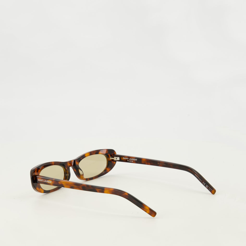 Imagen de las gafas de sol marrones SL557 de Saint Laurent para mujeres - Temporada Primavera-Verano 2026 - Vista detalle 1