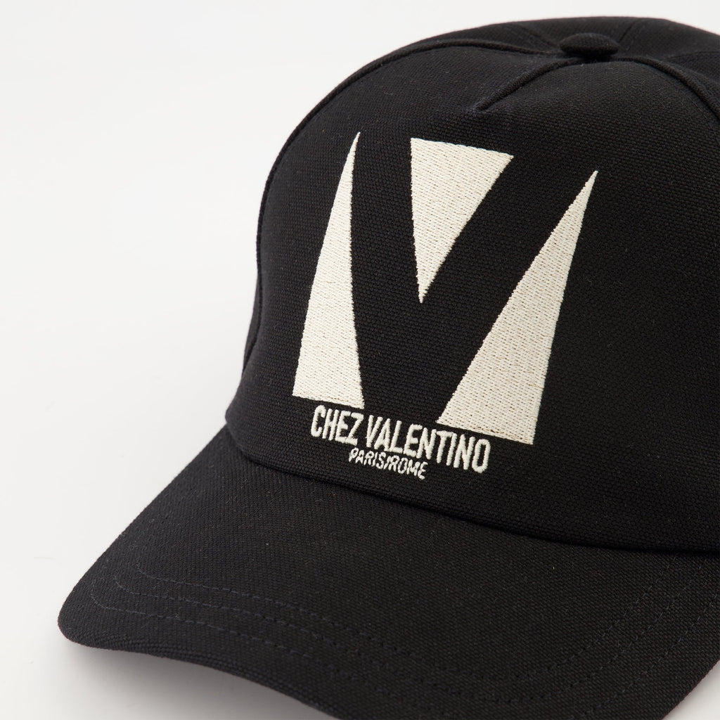 Imagen de la gorra Valentino de Valentino Garavani para hombres - Temporada Otoño-Invierno 2025 - Vista de detalle 2