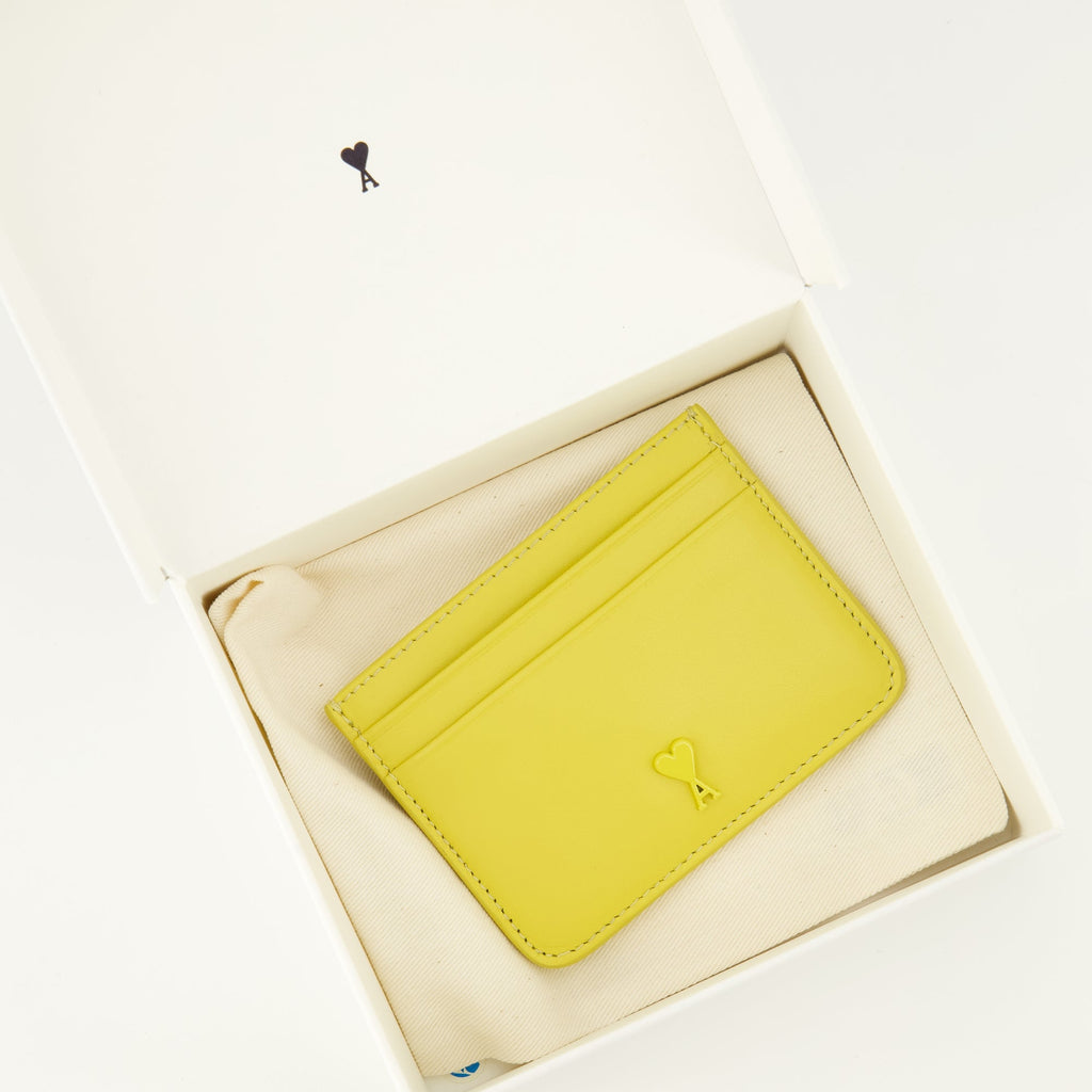 Ami PARISのAmi de Coeurイエローカードホルダーの画像 - ユニセックス - シーズン春夏2026 - 詳細ビュー2