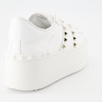 Imagen de las zapatillas Open Rockstud Platform de Valentino Garavani para mujeres - Temporada Primavera-Verano 2025 - Vista de detalles superiores