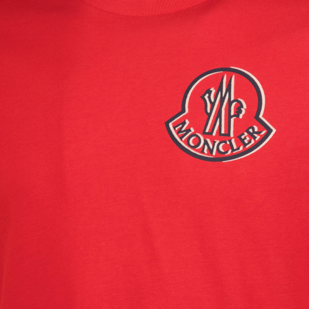 Image du t-shirt rouge avec logo de Moncler pour hommes - Saison Automne-Hiver 2025 - Vue des détails du produit 3