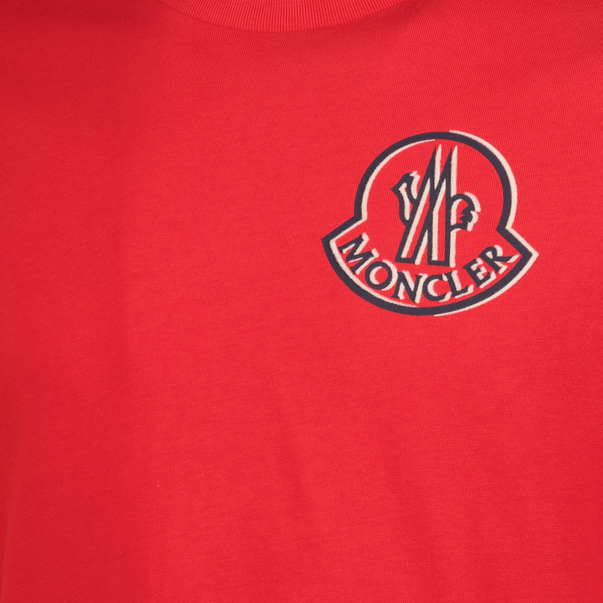 Image du t-shirt rouge avec logo de Moncler pour hommes - Saison Automne-Hiver 2025 - Vue des détails du produit 3