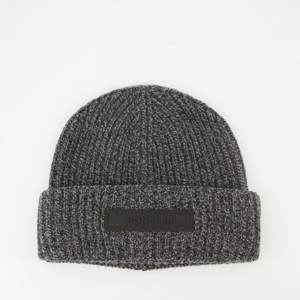 Imagen de gorro de cachemira y lana gris de Moncler para hombres - Temporada otoño-invierno 2025 - Vista frontal