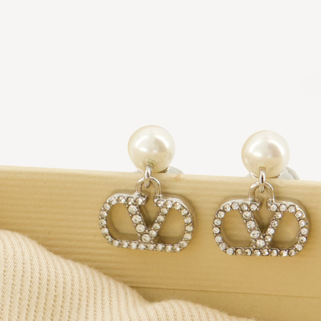 ヴァレンティノ・ガラバーニによる女性用ヴイロゴパールとスワロフスキークリスタルイヤリングの画像 - 2026年春夏シーズン - 詳細ビュー 1