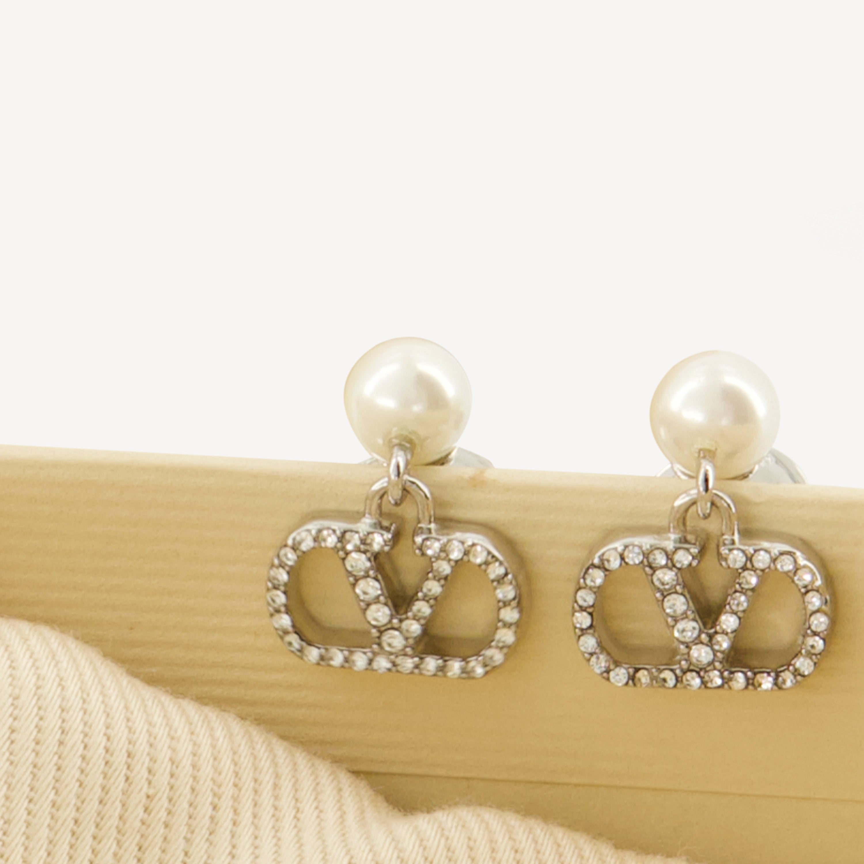 ヴァレンティノ・ガラバーニによる女性用ヴイロゴパールとスワロフスキークリスタルイヤリングの画像 - 2026年春夏シーズン - 詳細ビュー 1