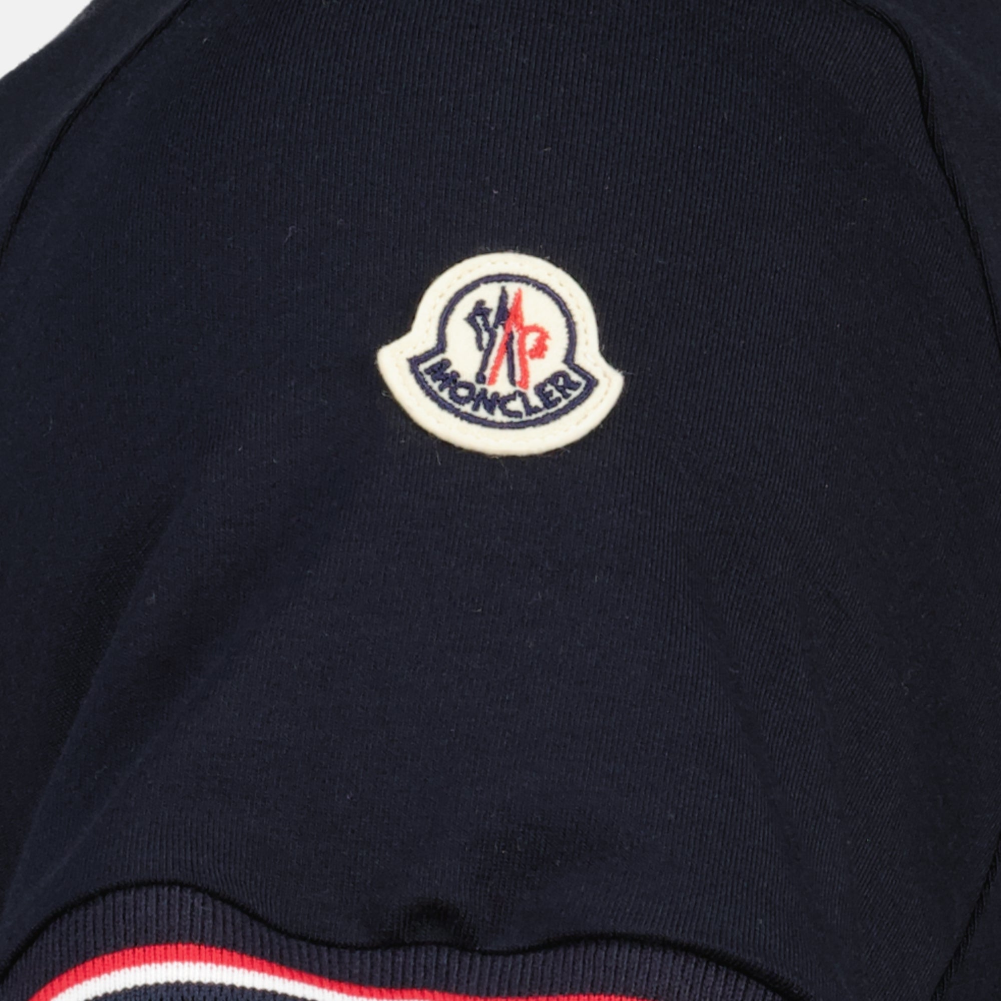 Image du T-shirt à bordure marine de Moncler pour hommes - Saison Printemps-Été 2026 - Détail 2