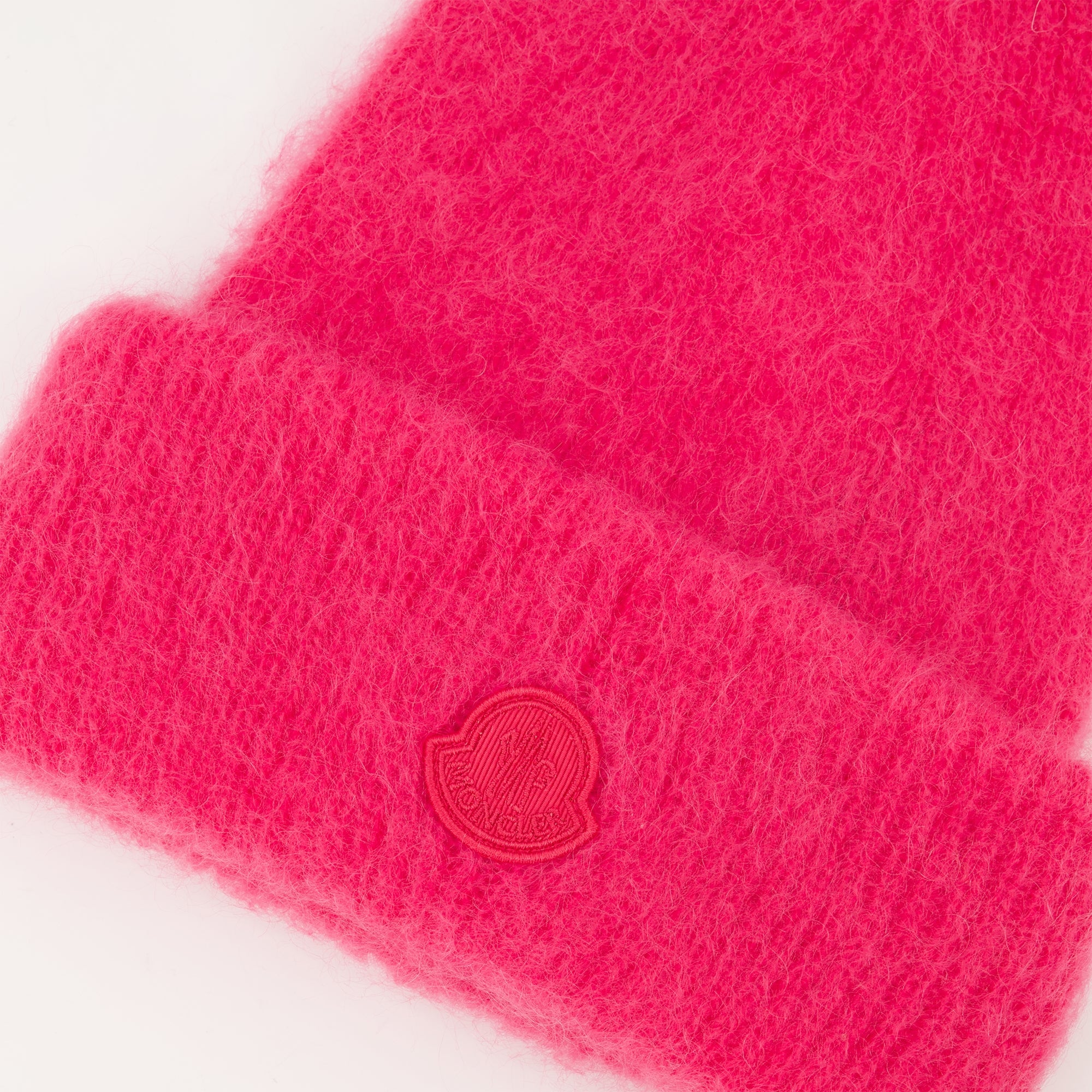 Image de bonnet en mohair et laine par Moncler pour femmes - Saison automne-hiver 2025 - Détail vue 1