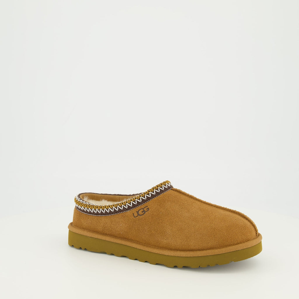 Imagen de las mules marrones Tasman II de Ugg para hombres - Temporada Primavera-Verano 2026 - Vista frontal derecha en tres cuartos