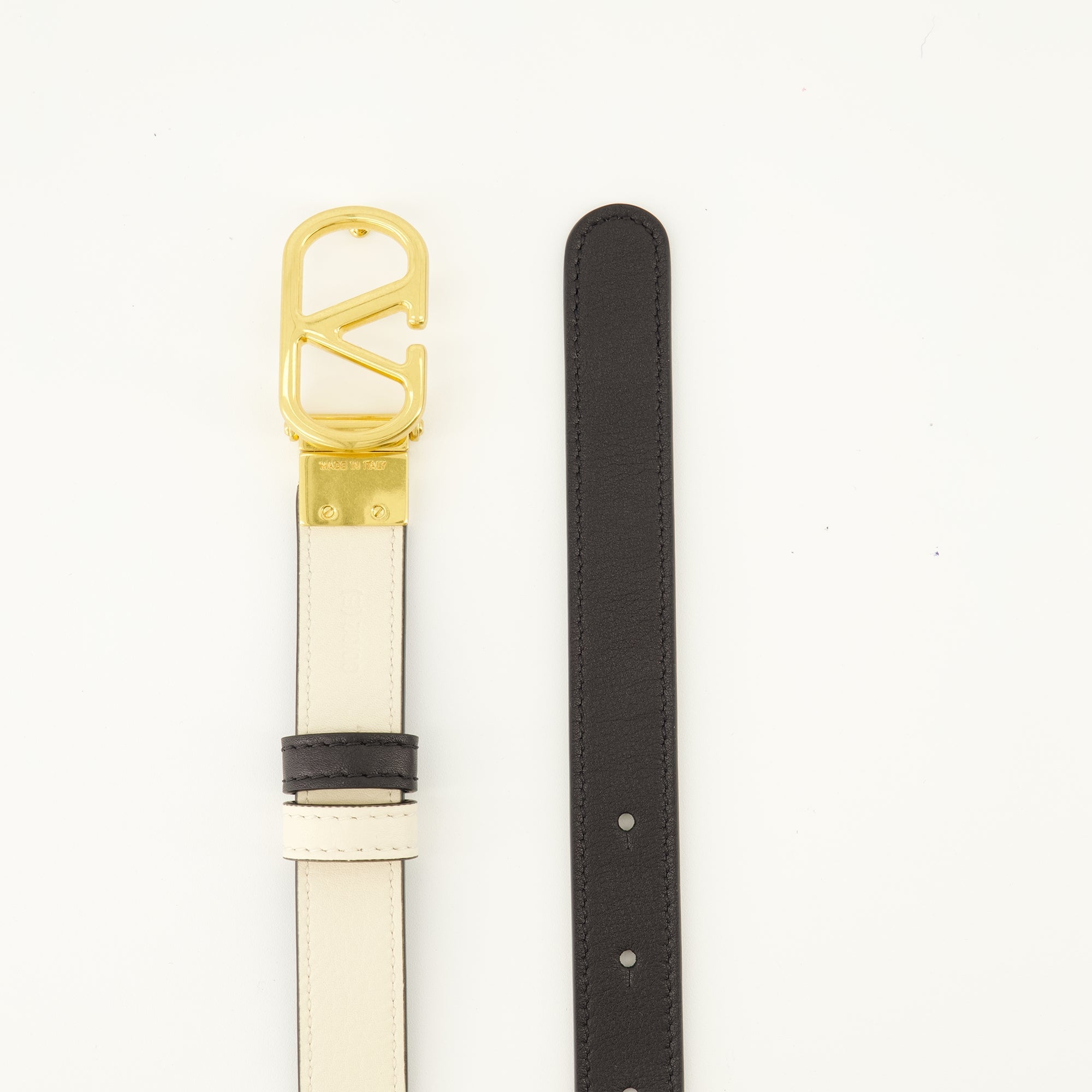 Image of Reversible Vlogo Belt by Valentino Garavani for Women - Season Spring-Summer 2026 - Detail View 5