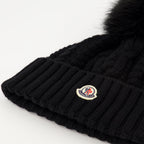 Immagine di un berretto in cashmere con pompon nero di Moncler per donne - Stagione Autunno-Inverno 2025 - Dettaglio Vista 1