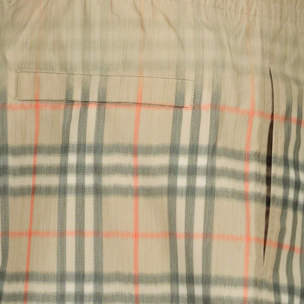Imagen de bañador de cuadros degradados Burberry para hombres - Temporada Primavera-Verano 2026 - Detalle 2