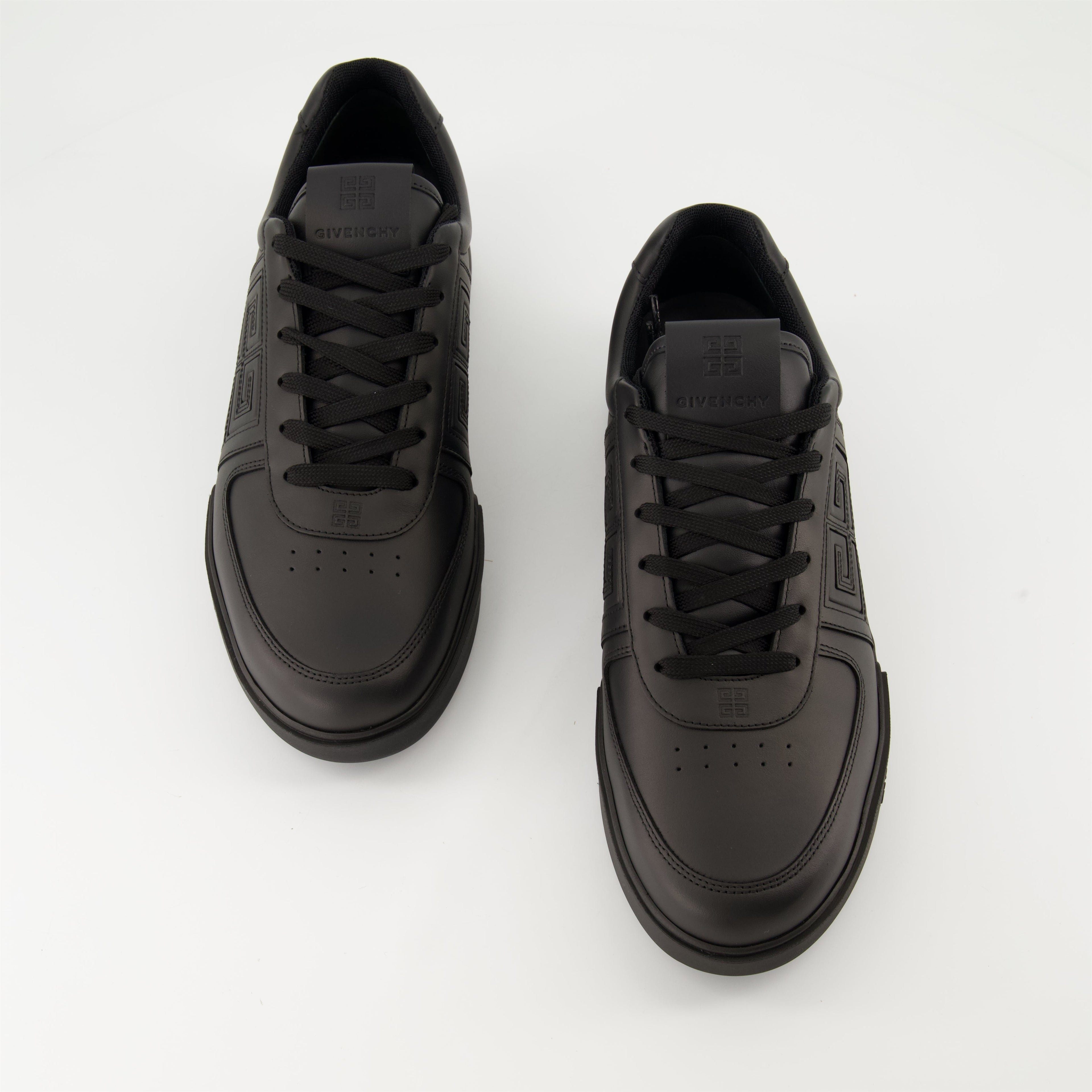 Image de baskets en cuir noir élégant de Givenchy pour hommes - Saison Automne-Hiver 2024 - Vue de haut paire