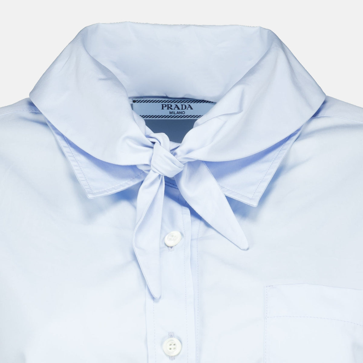 Camisa de popelina azul claro con pañuelo desmontable