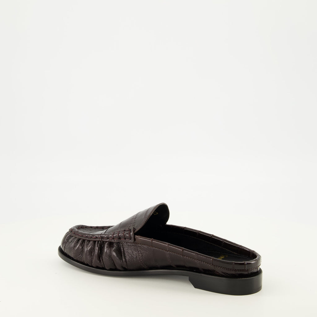 Mules tipo mocassim em pele com efeito crocodilo