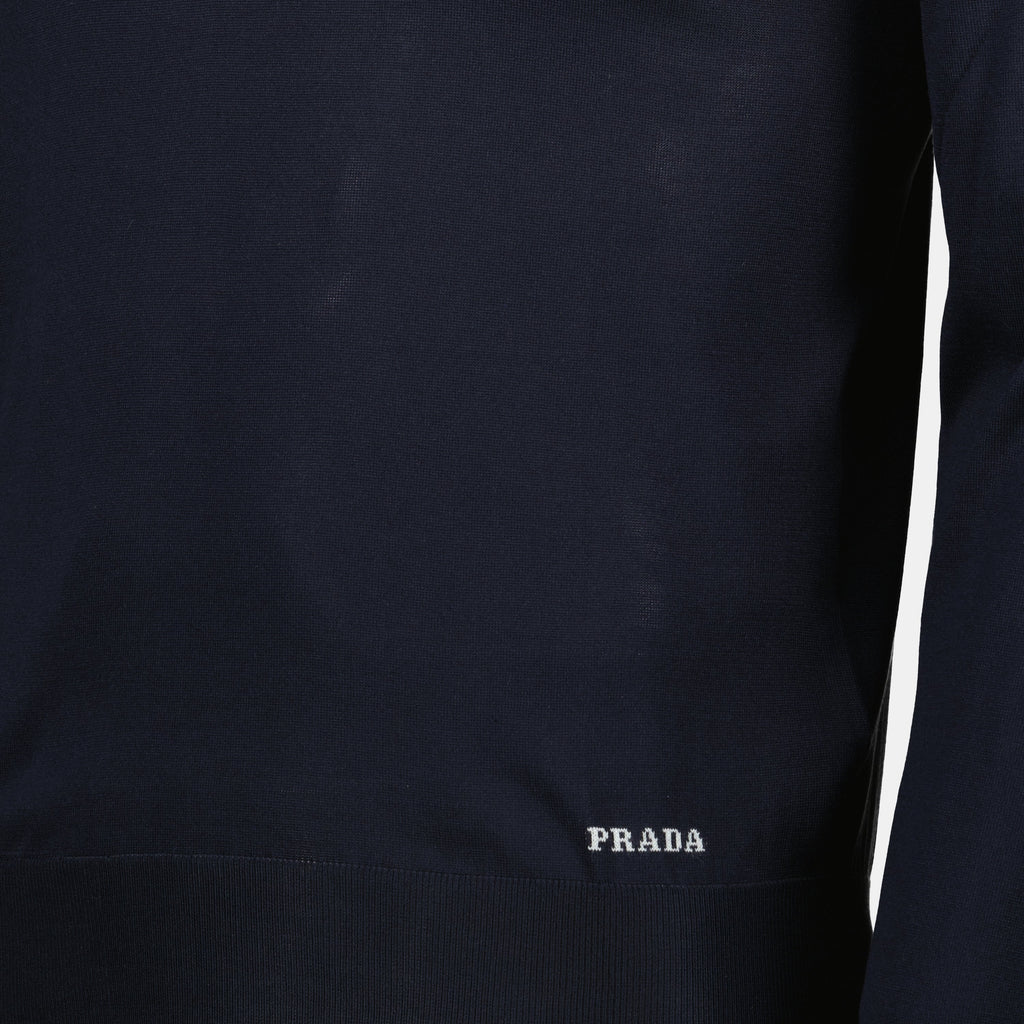 Image d'un pull en soie bleu de Prada pour hommes - Saison printemps-été 2025 - Vue de détail du produit 2