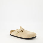 Immagine delle Mules Boston Beige di Birkenstock per donne - Stagione Autunno-Inverno 2025 - Vista frontale destra a tre quarti