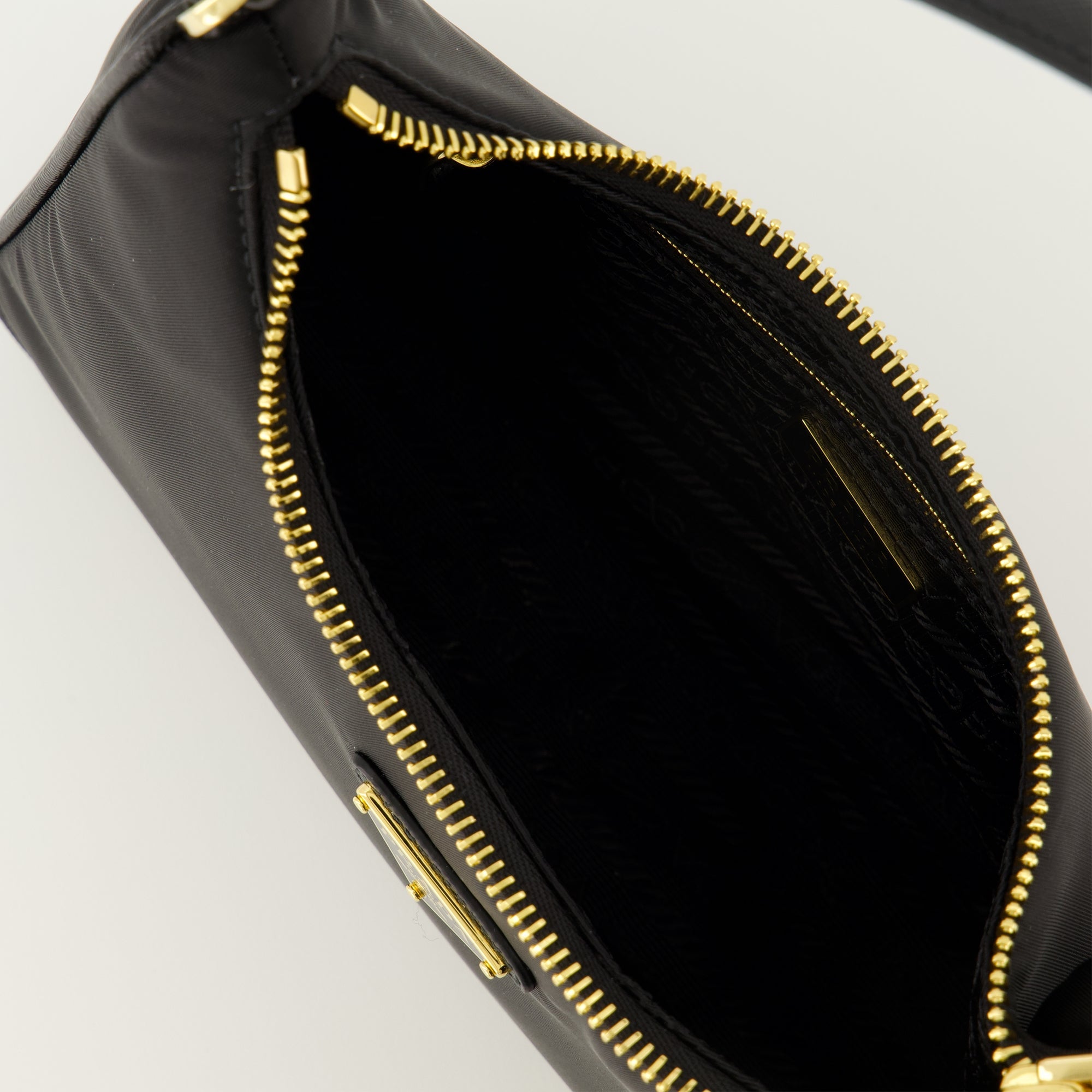 프라다의 여성용 미니 헌정 가방 2005 블랙 이미지 - 시즌 봄-여름 2026 - 세부 사항 보기 2